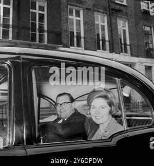 REGINALD MAUDLING À LA MAISON DE LA RUE CHESTER AVEC SA FEMME BERYL / ; 2 AVRIL 1963 Banque D'Images