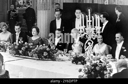 LE PRÉSIDENT FRANÇAIS CHARLES DE GAULLE PRÉSIDENT ET GEORGES POMPIDOU AVEC LEURS ÉPOUSES À L'ELYSÉE À PARIS / ; 29 MARS 1963 Banque D'Images