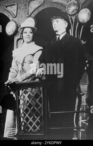 L'ACTRICE MARTI WEBB AVEC TOMMY STEELE CHANTEUR DANS LA COMÉDIE MUSICALE KIPPS / ; 29 MARS 1963 Banque D'Images