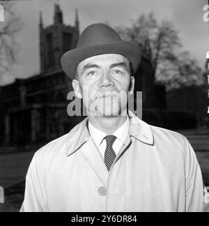 COLNE VALLEY VICTOR PREND SON SEATArriving à la Chambre des communes aujourd'hui pour prendre son siège à la Chambre est Dr Patrick Duffy, le vainqueur de l'élection partielle de Colne Valley. Il est le premier député de 1963 à prendre son siège à Londres, en Angleterre. 26 MARS 1963 Banque D'Images