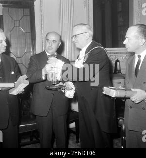 HAKKI NEVZAT BAYKAL AVEC LE LORD MAIRE DE LONDRES RALPH PERRING / ; 21 MARS 1963 Banque D'Images