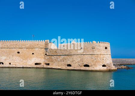 Forteresse d'Héraklion, vue sur la forteresse vénitienne du XVIe siècle située dans le quartier portuaire de la vieille ville d'Héraklion, en Crète Banque D'Images