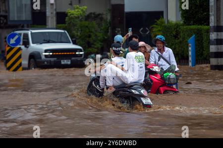 Les motocyclistes roulent dans une rue inondée dans la région de Chang Khlan en raison du fleuve Ping qui déborde dans les zones urbaines après des pluies continues à Chiang mai. Les inondations dans la zone urbaine de Chiang mai, en particulier dans le district de Chang Khlan, ont résulté de plusieurs jours consécutifs de fortes précipitations, provoquant une élévation du niveau de l'eau dans la rivière Ping et un débordement de ses rives. Les eaux de crue ont inondé des maisons et plusieurs routes. Les autorités travaillent maintenant à drainer l'eau et surveillent de près la situation. À 15 h, le niveau d'eau à la station P1 près du pont Nawarat s'était élevé Banque D'Images