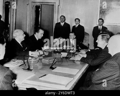 GIULIO ANDREOTTI EN ENTRETIEN AVEC LE PREMIER MINISTRE ITALIEN AMINTORE FANFANI À ROME ; 6 MARS 1963 Banque D'Images