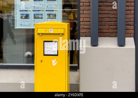 Briefporto soll 2025 teurer werden 25.09.24 : Wirtschaft, Post, Briefkasten steht vor der filiale einer Postbank. Die Bundesnetzagentur beabsichtigt, der Post ab Anfang 2025 BEI Briefen eine Preisanhebung von rund 10,5 Prozent zu erlauben. Mönchengladbach *** L'affranchissement des lettres deviendra plus cher en 2025 25 09 24 Economie, poste, lettre Une boîte aux lettres devant une succursale de banque postale L'Agence fédérale de réseau a l'intention d'autoriser la poste à augmenter le prix des lettres d'environ 10,5 pour cent à partir du début de 2025 Mönchengladbach Copyright : xThomasxHaeslerx Banque D'Images