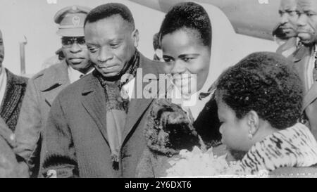 LE PREMIER MINISTRE DE LA RÉPUBLIQUE DÉMOCRATIQUE DU CONGO CYRILLE ADOULA À BRUXELLES ; 25 FÉVRIER 1963 Banque D'Images