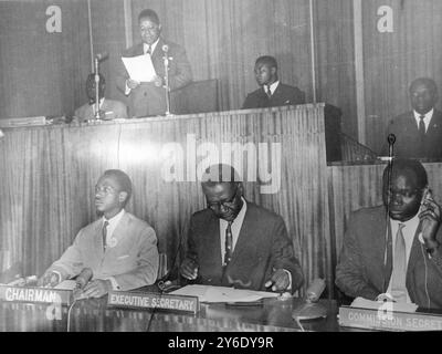 ROBERT GARDINER AVEC LE PRÉSIDENT JOSEPH KASAVUBU À LA COMMISSION ECONOMIQUE POUR L'AFRIQUE À LEOPOLDVILLE, CONGO / ; 20 FÉVRIER 1963 Banque D'Images