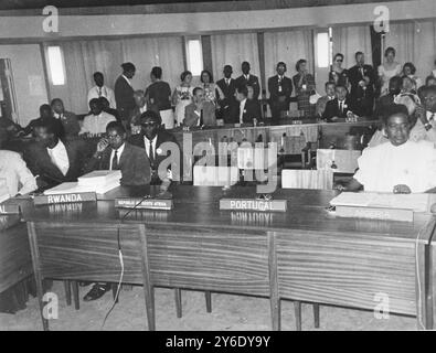 ROBERT GARDINER AVEC LE PRÉSIDENT JOSEPH KASAVUBU À LA COMMISSION ECONOMIQUE POUR L'AFRIQUE À LEOPOLDVILLE, CONGO / ; 20 FÉVRIER 1963 Banque D'Images