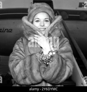 L'ACTRICE ELSA MARTINELLI DANS LONDRES / ; 16 FÉVRIER 1963 Banque D'Images