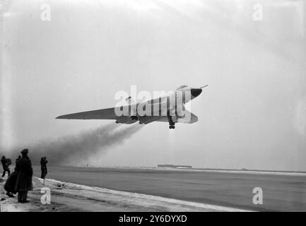 14 FÉVRIER 1963 LE BOMBARDIER VULCAN MARK 2 DU 617E ESCADRON DÉCOLLE AVEC LE DERNIER MISSILE AIR-SURFACE EN ACIER BLEU, SCAMPTON, LINCOLNSHIRE, ANGLETERRE. Banque D'Images