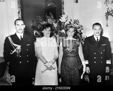 CAPITAINE RAUL FRANCOS AVEC SON ÉPOUSE ET LE CONTRE-AMIRAL MORENO À L'AMBASSADE D'ARGENTINE À LONDRES / ; 13 FÉVRIER 1963 Banque D'Images