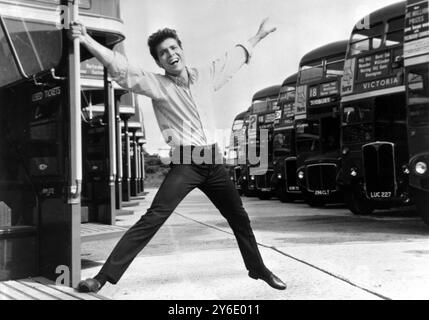 13 FÉVRIER 1963 CHANTEUR POP CLIFF RICHARD DANS SON FILM À SUCCÈS - VACANCES D'ÉTÉ - LONDRES, ANGLETERRE. Banque D'Images