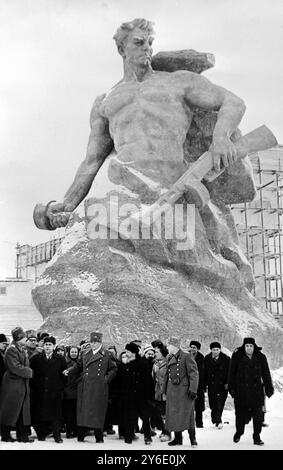 8 FÉVRIER 1963 LES HOMMES QUI ONT PRIS PART À LA BATAILLE DE LA VOLGA DE LA SECONDE GUERRE MONDIALE SE RASSEMBLENT AUTOUR D'UNE STATUE GÉANTE MÉMORIAL ACHEVÉE PAR MUKHIN À VOLGOGRAD, EN URSS. Banque D'Images