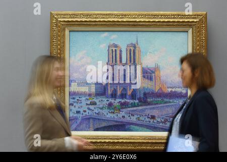 Eine Serie von Pariser Stadtansichten steht im Zentrum der Ausstellung Monet und die impressionnonistische Stadt , mit der die Alte Nationalgalerie in Berlin ab Freitag 150 Jahre Impressionismus wuerdigt. Foto vom 25.09.2024 : Maximilien Luce, notre Dame de Paris , Blick von Quai Saint-Michel, 1901-1904 mit rund 25 Gemaelden sowie Fotos und Dokumenten schlaegt die Schau einen Bogen impressionnonistischer Stadtdarstellungen ueber 40 Jahre, von Monet bis zu den Pariser Bildern des Postimpressionisten Luc 1904. Zeitgenossen und Kollegen wie Camille Pissaro, Gustave Caillebotte, Maximilien Banque D'Images