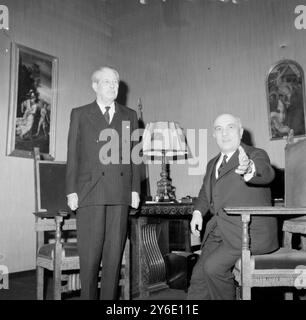 LE PREMIER MINISTRE BRITANNIQUE HAROLD MACMILLAN ACCUEILLI PAR LE PREMIER MINISTRE ITALIEN AMINTORE FANFANI À ROME / ; 1ER FÉVRIER 1963 Banque D'Images