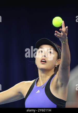 Pékin, Chine. 25 septembre 2024. Wang Qiang de Chine sert lors du match de premier tour féminin contre Alycia Parks des États-Unis lors du tournoi de tennis de l'Open de Chine 2024 à Pékin, capitale de la Chine, le 25 septembre 2024. Crédit : Bai Xuefei/Xinhua/Alamy Live News Banque D'Images