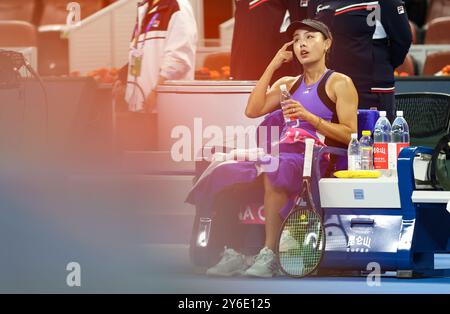 Pékin, Chine. 25 septembre 2024. Wang Qiang de Chine repose lors du match de premier tour féminin contre Alycia Parks des États-Unis lors du tournoi de tennis de l'Open de Chine 2024 à Pékin, capitale de la Chine, le 25 septembre 2024. Crédit : Bai Xuefei/Xinhua/Alamy Live News Banque D'Images