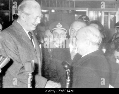 LE PREMIER MINISTRE BRITANNIQUE HAROLD MACMILLAN ACCUEILLI PAR LE PREMIER MINISTRE ITALIEN AMINTORE FANFANI À ROME / ; 1ER FÉVRIER 1963 Banque D'Images