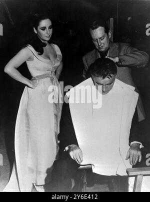 RICHARD BURTON AYANT UNE COUPE DE CHEVEUX SURVEILLÉE PAR ELIZABETH TAYLOR / ; 19 JANVIER 1963 Banque D'Images