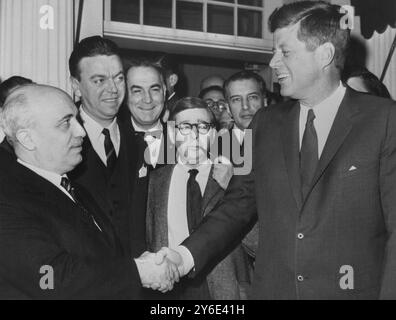 20 JANVIER 1963 LE PRÉSIDENT AMÉRICAIN JOHN F. KENNEDY AVEC LE PREMIER MINISTRE ITALIEN AMINTORE FANFANI À WASHINGTON D.C. (ÉTATS-UNIS). Banque D'Images