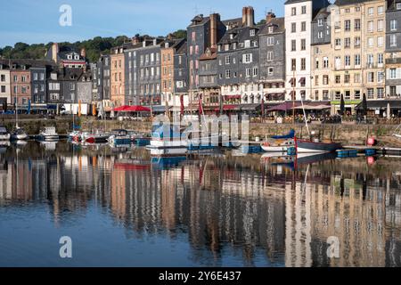 Le port coloré, pittoresque et historique de Honfleur, en Normandie, France. D'impressionnants bâtiments anciens bordent le port et se reflètent dans l'eau. Banque D'Images