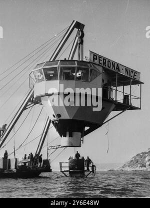 Île flottante Villefrance-sur-mer de Cousteau, France : vue lors de l'installation finale oerations , la partie ' tête ' de l'île flottante ' du plongeur de haute mer Commabnder Jacques-Yves Cousteau , étant descendue sur le ' tunnel ' ancré au fond de la baie . 15 janvier 1963 Banque D'Images