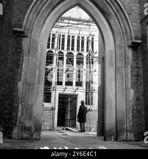 CHARPENTIER ET MENUISIER AU TRAVAIL À LONDRES - NOUVELLE CHAPELLE DE LA CATHÉDRALE ST GEORGE'S WEST DOOR ; 16 JANVIER 1963 Banque D'Images