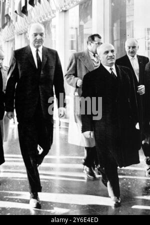 DEAN RUSK AU DÉPARTEMENT D'ÉTAT AMÉRICAIN AVEC LE PREMIER MINISTRE ITALIEN AMINTORE FANFANI À WASHINGTON / ; 17 JANVIER 1963 Banque D'Images