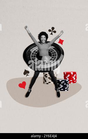 Collage d'esquisse d'image de joyeuse femme heureuse jouant à des jeux de poker célébrant la victoire isolé sur fond de dessin Banque D'Images