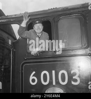 M. Alan Pegler, homme d'affaires de 62 ans du Nottinghamshire, qui a récemment acheté le célèbre moteur ferroviaire Flying Scotsman pour £3 000 , fait des vagues de la cabine du moteur avant qu'il ne parte de la gare de King's Cross , Londres , pour son dernier voyage aujourd'hui . Le moteur - le premier à enregistrer officiellement 100 mph , transportait le London-Leeds Express à 13h15 jusqu'à Doncaster , et M. Pegler, fervent passionné et président de la compagnie privée Festiniog Railway du nord du pays de Galles , voyageait sur la plaque de pied lors du dernier voyage de la locomotive. Le moteur coûtait moins de £8 000 lorsqu'il était construit en 1923. M. Pegle Banque D'Images