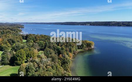 Feldafing, Bayern, Deutschland 25. Septembre 2024 : Ein Sommertag, Herbsttag BEI Feldafing Landkreis Starnberg. Hier der Blick über den Feldafinger Park in Richtung Norden, rechts der Starnberger See *** Feldafing, Bavière, Allemagne 25 septembre2024 Une journée d'été, jour d'automne près du quartier Feldafing Starnberg Voici la vue sur le parc Feldafinger en direction nord, sur la droite Lac Starnberg Banque D'Images