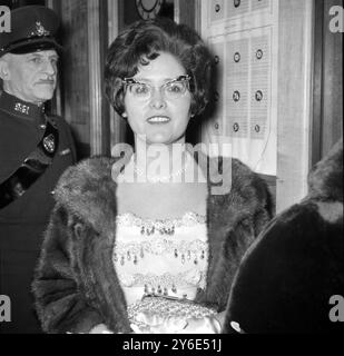 11 JANVIER 1963 DOROTHY WEBB, LA MÈRE DE CLIFF RICHARD, ASSISTE À LA PREMIÈRE DU FILM 'VACANCES D'ÉTÉ' AU WARNER THEATRE DE LONDRES, EN ANGLETERRE. Banque D'Images