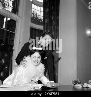 MARIAGE DE BEN JONES ET ROSEMARIE FRANKLAND À LONDRES / ; 10 JANVIER 1963 Banque D'Images