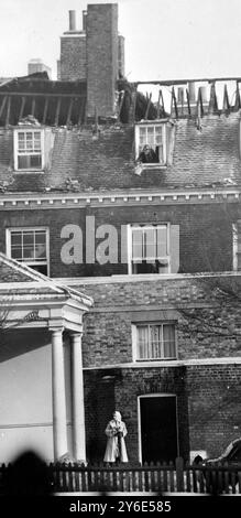 Rapidement sur la scène avec son appareil photo à la main , SAR la princesse Margaret , épouse du photographe Lord Snowdon , quand un incendie a éclaté ce matin dans les appartements de la princesse Marina , duchesse de Kent , au palais de Kensington , Londres . Surveillés par la princesse Marina , sa fille la princesse Alexandra , et son fils le Prince Michael , depuis le rez-de-chaussée , des dizaines de pompiers ont eu le feu , qui a éclaté dans le vide du toit , entre le plafond des chambres du dernier étage et le toit , sous contrôle en moins d'une heure . 10 JANVIER 1963 Banque D'Images