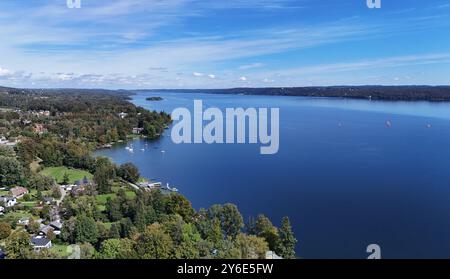 Tutzing, Bayern, Deutschland 25. Septembre 2024 : Ein Sommertag, Herbsttag BEI Tutzing Landkreis Starnberg. Hier der Blick von der Brahmspromenade auf den Starnberger See in Richtung Norden, oben in der Mitte die Roseninsel *** Tutzing, Bavière, Allemagne 25 septembre 2024 Une journée d'été, jour d'automne près du quartier de Tutzing Starnberg Voici la vue de la Brahmspromenade sur le lac Starnberg en direction nord, au centre supérieur de l'île Rose Banque D'Images