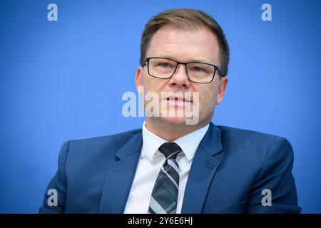 Berlin, Allemagne. 25 septembre 2024. Carsten Schneider (SPD), ministre d'État pour les nouveaux états fédéraux et commissaire du gouvernement fédéral pour l'Allemagne de l'est, présente le rapport du commissaire du gouvernement fédéral pour l'Allemagne de l'est intitulé 'rapport 2024 - est et Ouest, libres, unis et imparfaits' lors de la Conférence de presse fédérale. Le Cabinet fédéral examine le rapport avant la Journée de l'unité allemande. Crédit : Bernd von Jutrczenka/dpa/Alamy Live News Banque D'Images