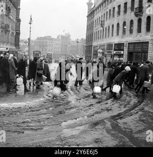 SNOW WORKERS CHARING CROSS STATION À LONDRES ; 31 DÉCEMBRE 1962 Banque D'Images