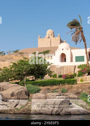 Vue panoramique depuis le Nil du Mausolée Aga Khan à Assouan Egypte Banque D'Images