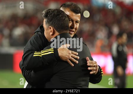 Le Cochilien Colo Colo Argentine Jorge Almiron (R)hughs son collègue argentin River plate Marcelo Gallardo avant le match de quart de finale de la CONMEBOL Copa Libertadores, au stade El Monumental de Buenos Aires, le 24 septembre 2024. Banque D'Images