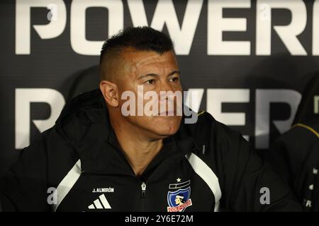 L’entraîneur-chef du Chili Colo Colo Argentine, Jorge Almiron, fait un geste avant le match de quart de finale de la CONMEBOL Copa Libertadores contre l’argentin River plate, au stade El Monumental de Buenos Aires, le 24 septembre 2024. Banque D'Images