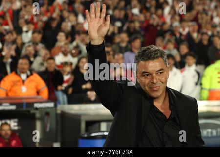 L’entraîneur-chef argentin de River plate, Marcelo Gallardo, fait vibrer les fans avant le match de quart de finale de la CONMEBOL Copa Libertadores contre le chilien Colo Colo, au stade El Monumental de Buenos Aires, le 24 septembre 2024. Banque D'Images