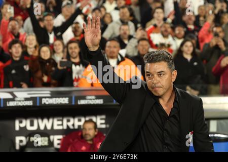 L’entraîneur-chef argentin de River plate, Marcelo Gallardo, fait vibrer les fans avant le match de quart de finale de la CONMEBOL Copa Libertadores contre le chilien Colo Colo, au stade El Monumental de Buenos Aires, le 24 septembre 2024. Banque D'Images