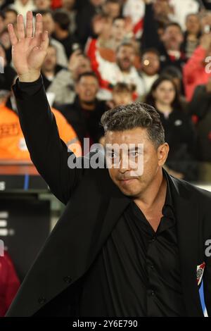 L’entraîneur-chef argentin de River plate, Marcelo Gallardo, fait vibrer les fans avant le match de quart de finale de la CONMEBOL Copa Libertadores contre le chilien Colo Colo, au stade El Monumental de Buenos Aires, le 24 septembre 2024. Banque D'Images