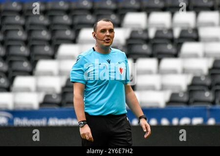 Swansea, pays de Galles. 22 septembre 2024. L'arbitre Benjamin Williams lors du Genero Adran premier match entre Swansea City Women et Barry Town United Women au stade Swansea.com de Swansea, pays de Galles, Royaume-Uni, le 22 septembre 2024. Crédit : Duncan Thomas/Majestic Media. Banque D'Images