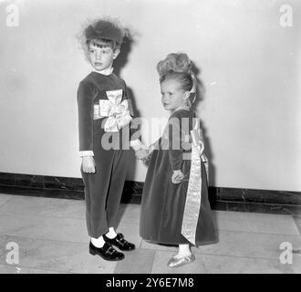 DAVID WOLFSON ET PATRICIA RAWLINGS MARIAGE STEVENS CHARLE GARDIEN DE MARIÉE + SOEUR / ; 18 DÉCEMBRE 1962 Banque D'Images