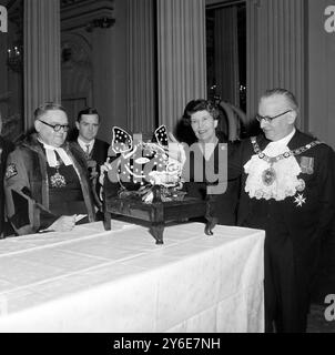 LORD MAYOR OF LONDON RALPH PERRING AVEC TÊTE DE SANGLIER / ; 19 DÉCEMBRE 1962 Banque D'Images