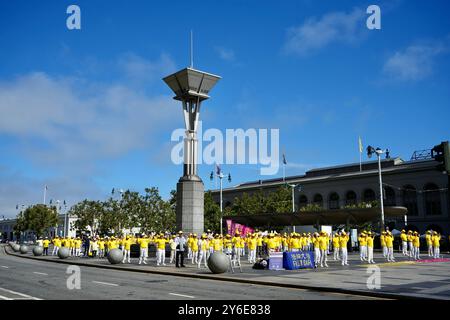 Manifestation pacifique de Falun Gong sur Harry Bridges Plaza à l'extérieur du Ferry Building. Banque D'Images