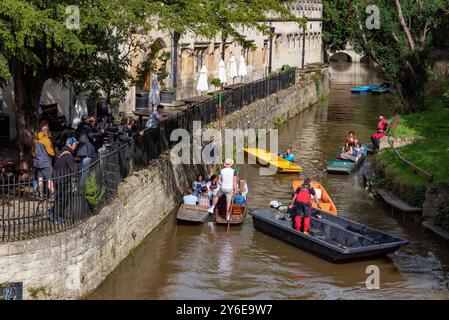 Oxford, Royaume-Uni, 25 septembre 2024. Une équipe de tournage et une distribution Netflix se préparant à une prise pour le prochain film 'My Oxford Year', devant le magdalen College. Le film devrait sortir en 2025. Voici une séquence de punting près du hangar à bateaux de Magdalen Bridge sur la rivière Cherwell, Oxford. Le film met en vedette Sofia Carson, Corey Mylchreest, Dougray Scott et Nikhil Parmar. Crédit : Martin Anderson/Alamy Live News Banque D'Images