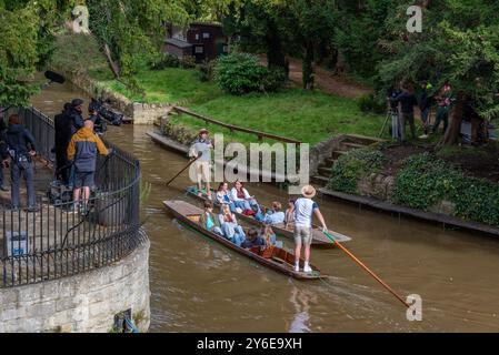 Oxford, Royaume-Uni, 25 septembre 2024. Une équipe de tournage Netflix filme une prise pour le prochain film 'My Oxford Year', devant le magdalen College. Le film devrait sortir en 2025. Voici une séquence de punting près du hangar à bateaux de Magdalen Bridge sur la rivière Cherwell, Oxford. Le film met en vedette Sofia Carson, Corey Mylchreest, Dougray Scott et Nikhil Parmar. Crédit : Martin Anderson/Alamy Live News Banque D'Images