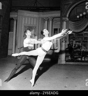 LA DANSEUSE DE BALLET MARGOT FONTEYN RÉPÉTANT AVEC VICTOR RONA À LONDRES / ; 2 DÉCEMBRE 1962 Banque D'Images